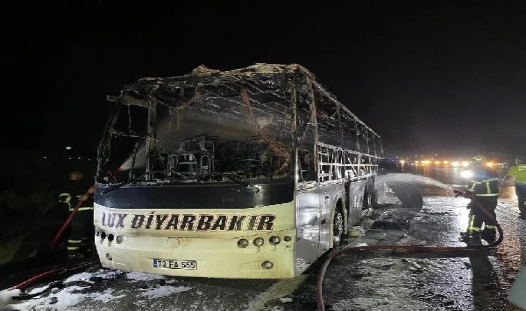 Osmaniye’de seyir halindeki yolcu otobüsü alev alev yandı