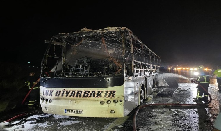 Osmaniyede seyir halindeki yolcu otobüsü yandı