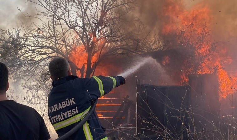 Otluk alanda çıkan yangında garaj ve baraka kül oldu