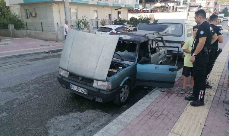 Otomobil alev alev yandı, yanındaki araçlar yanmaktan son anda kurtuldu