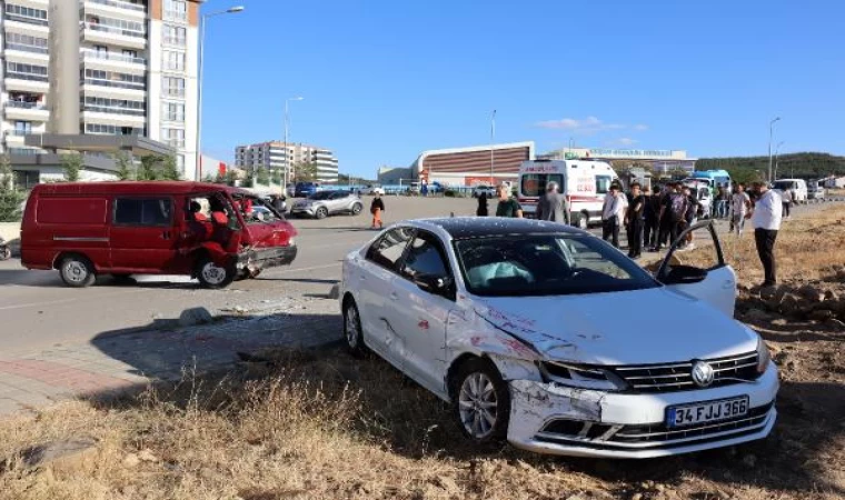 Otomobil önce minibüse sonra kaldırımdaki yayalara çarptı: 3 yaralı