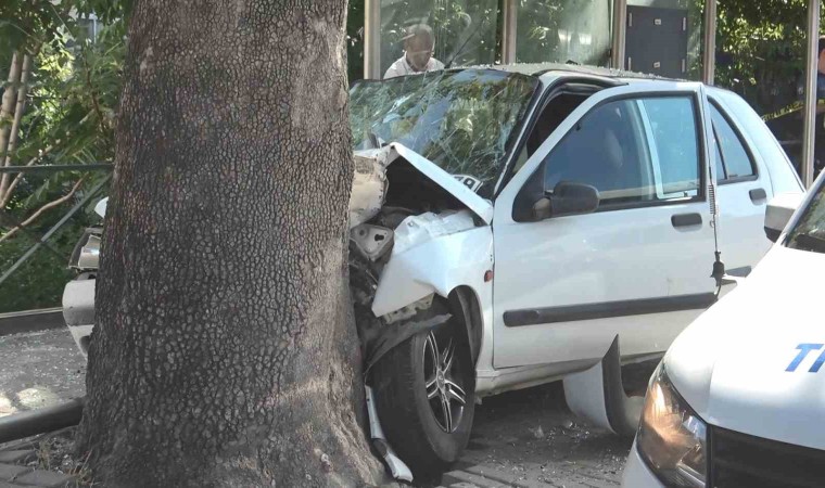 Otomobil otobüs durağına daldı: 1i ağır 3 yaralı