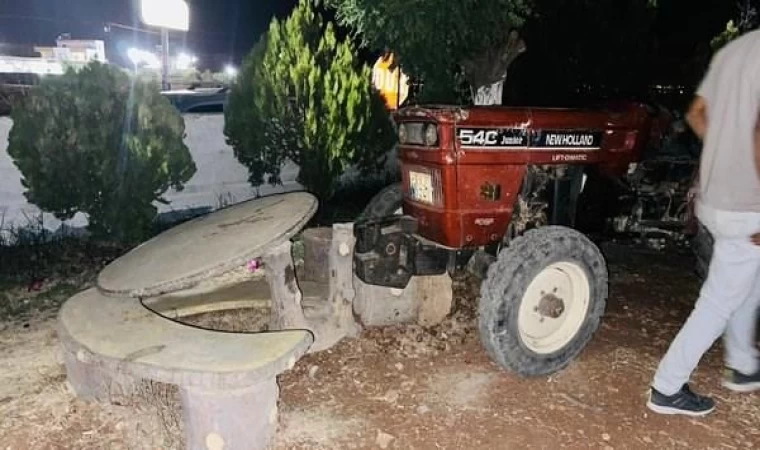 Otomobilin arkadan çarptığı traktörün sürücüsü, aracının altında kaldı