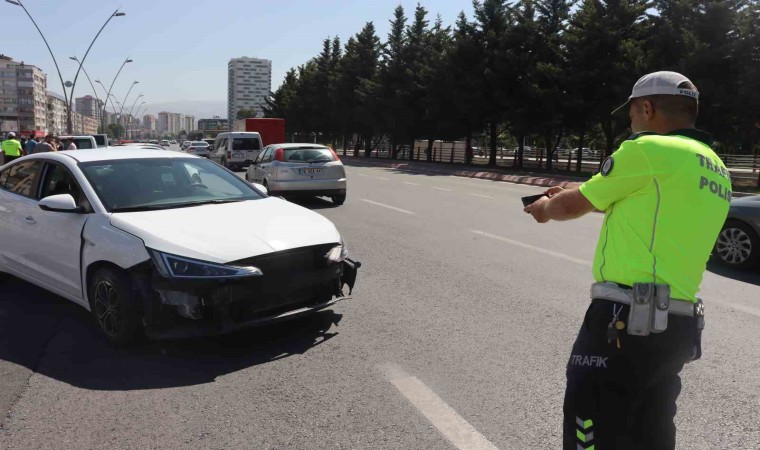 Otomobilin bariyerlere çarptığı kazada ortalık savaş alanına döndü