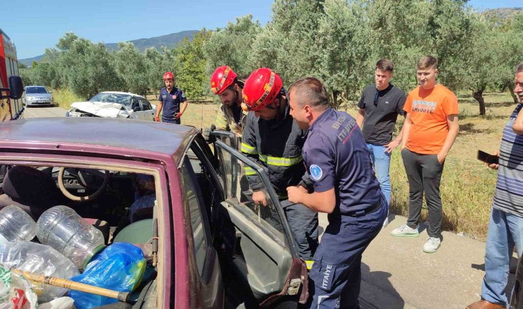 Otomobiller kafa kafaya çarpıştı: 6 yaralı