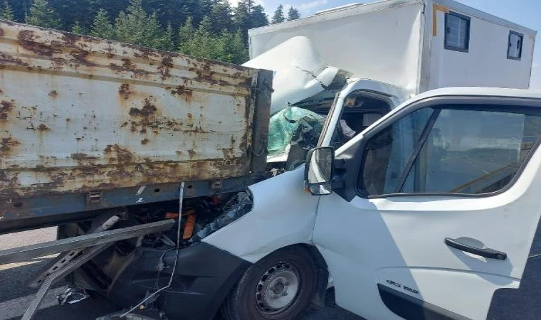 Otoyolda TIR’a çarpan kamyonetin sürücüsü yaralandı