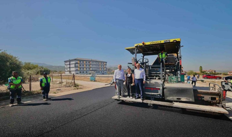 Pamukkalede okul yollarına sıcak asfalt çalışması sürüyor