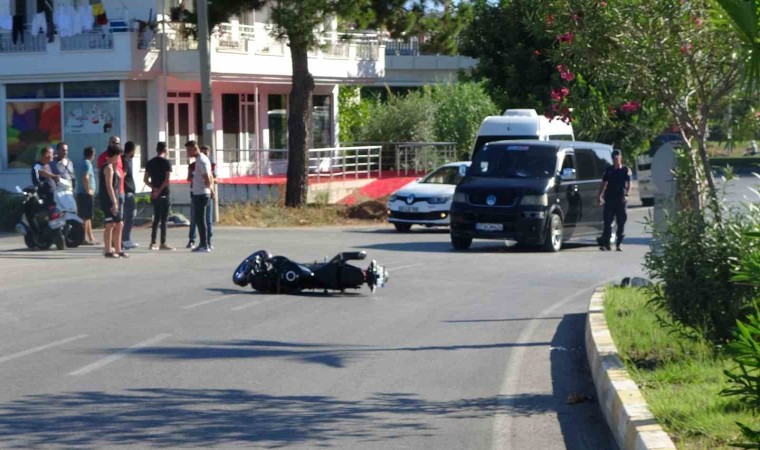 Panelvanla çarpışan motosiklet sürücüsü kaskı sayesinde ölümden döndü