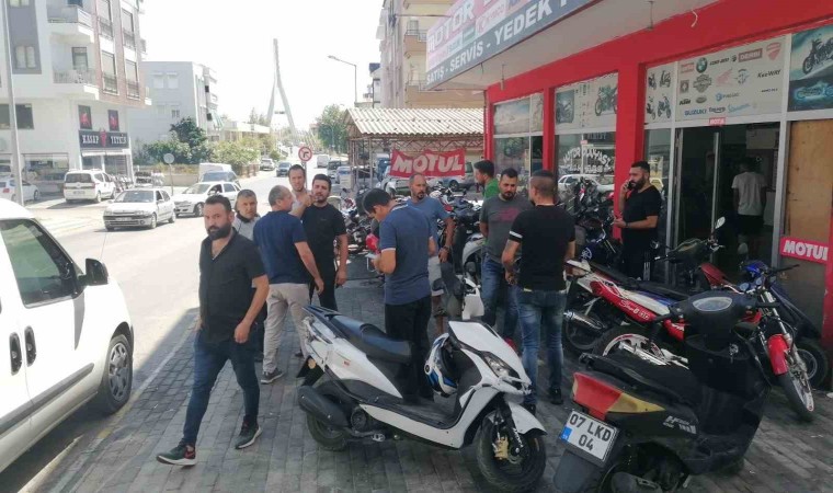 Parasını ödeyip alamadıklarını iddia ettikleri motosikletleri römorka yükleyip götürdüler