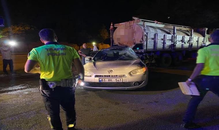 Park halindeki kamyona çarpan otomobilin sürücüsü yaralandı