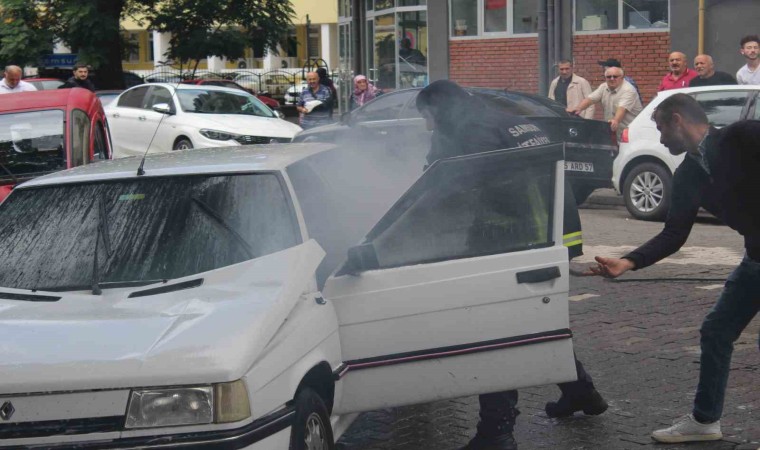 Park halindeki otomobilde yangın