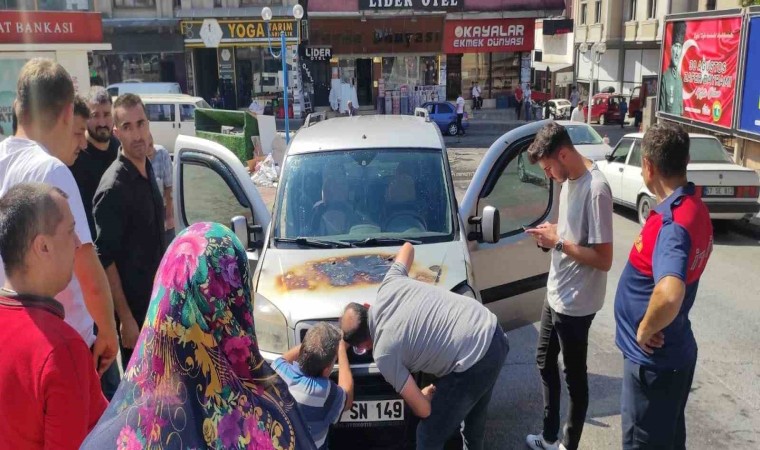 Park halindeyken alev alan hafif ticari araçta maddi hasar oluştu