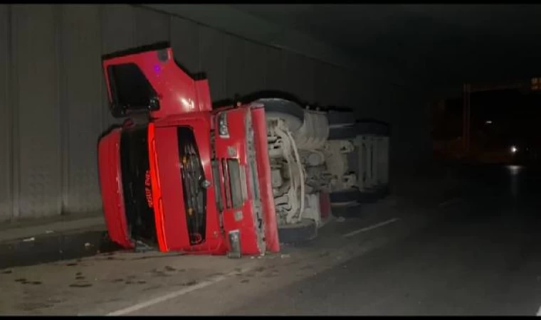 Pendik’te, alkollü sürücünün kullandığı hafriyat kamyonu yan yattı: 1 yaralı