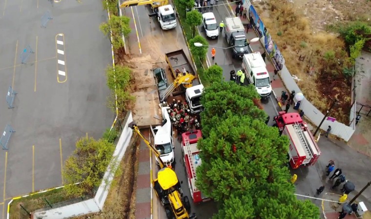 Pendikte çöken istinat duvarı nedeniyle servis aracına sıkışan kişi kurtarıldı