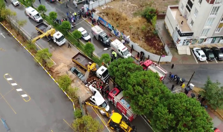 Pendikte çöken istinat duvarının altında kalan araçta sıkışan kişiyi kurtarma çalışması devam ediyor