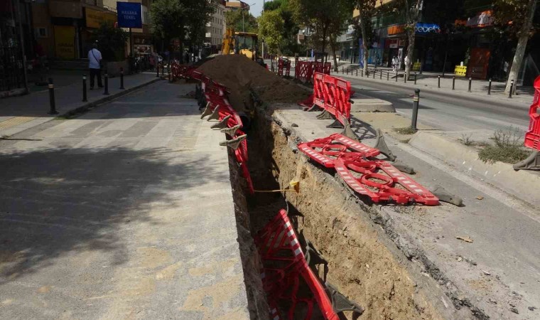 Pendikte İBBnin çalışmayı bitiremediği caddede kazalar yaşandı, vatandaş tepki gösterdi