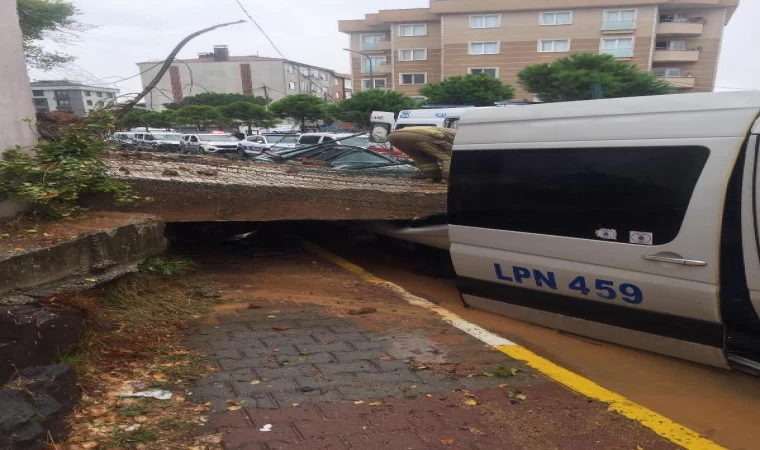 Pendik’te istinat duvarı araçların üzerine çöktü - 1