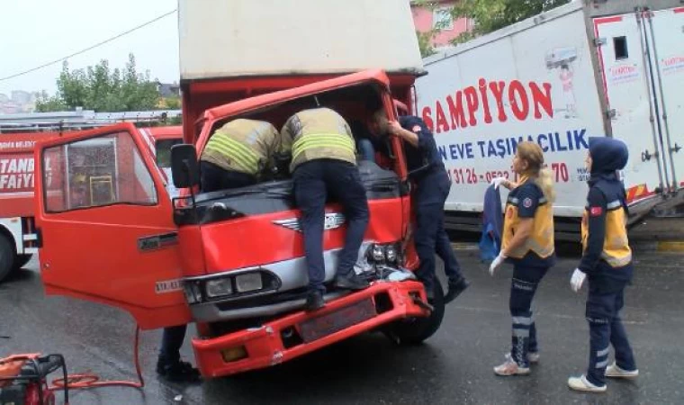 Pendik’te kamyonet park halindeki araçlara çarptı: 1 yaralı