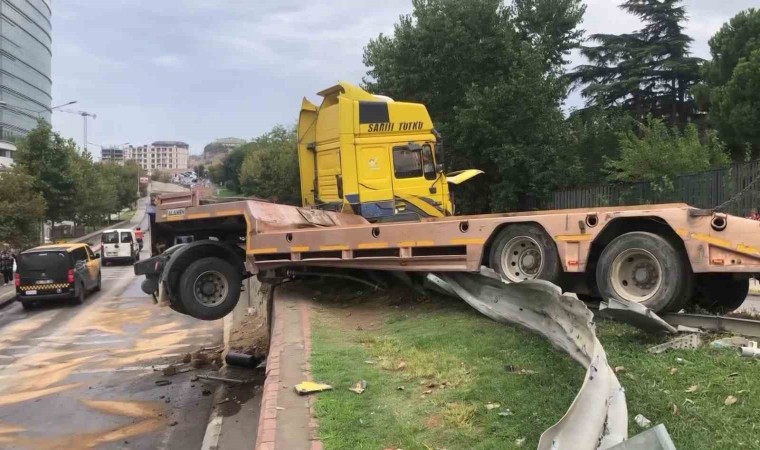 Pendikte kaza yapan tır bariyerde asılı kaldı