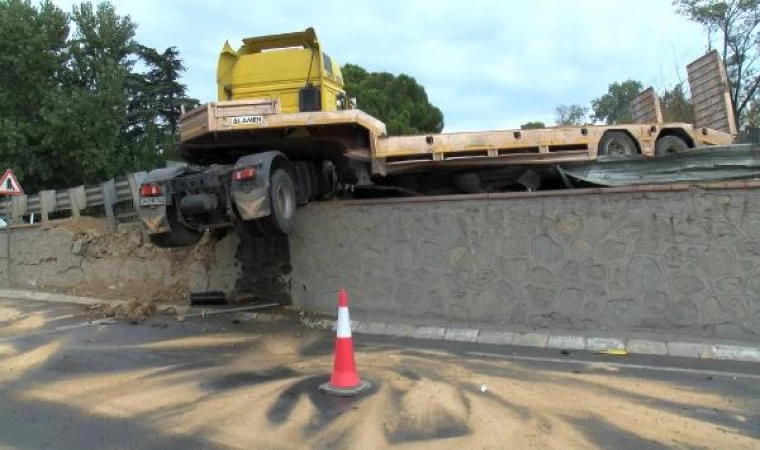 Pendik’te virajı alamayan TIR bariyerlerde asılı kaldı 