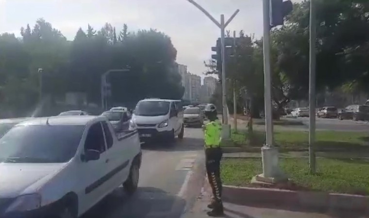 Polis sıkışan trafiği helikopterle tespit edip açtı