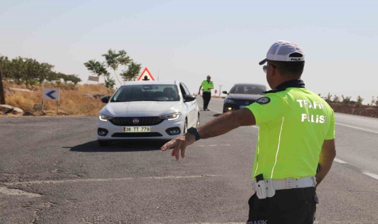 Polisler durdurdukları araçlardaki çocukları trafik dedektifi yaptı