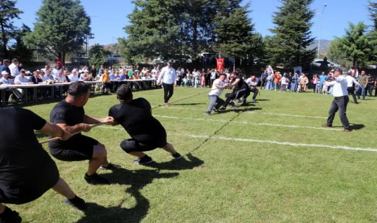 Polislerin pikniğinde halat çekme ve çuval yarışması