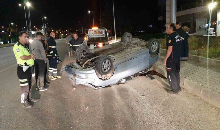 Refüje çarpıp ters dönen otomobilin sürücüsü yaralandı