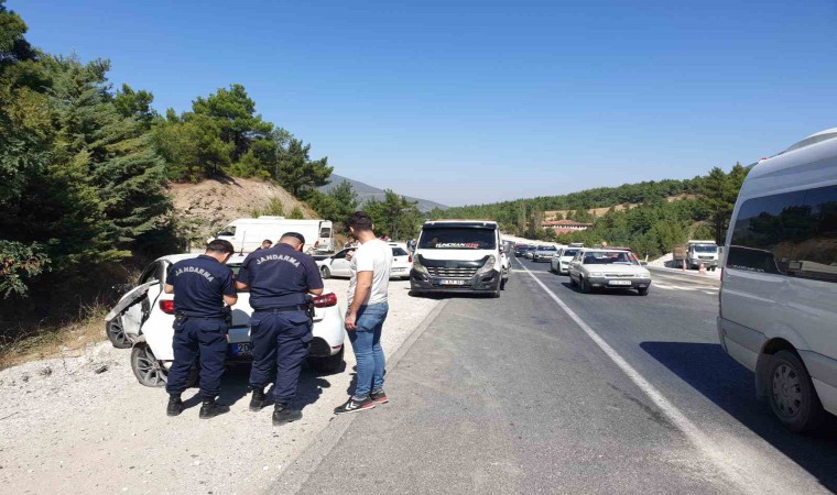 Sabıkalı virajda 6 aracın karıştığı zincirleme kazada 6 kişi yaralandı