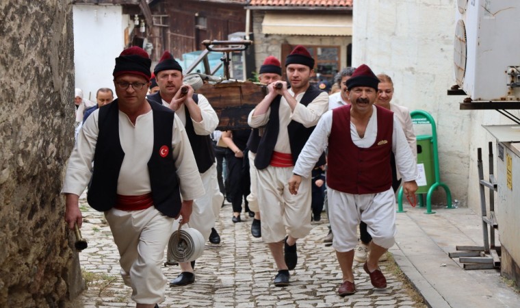 Safranboluda itfaiyeciler tulumbacı kıyafetleriyle turistlerin dikkatini çekti