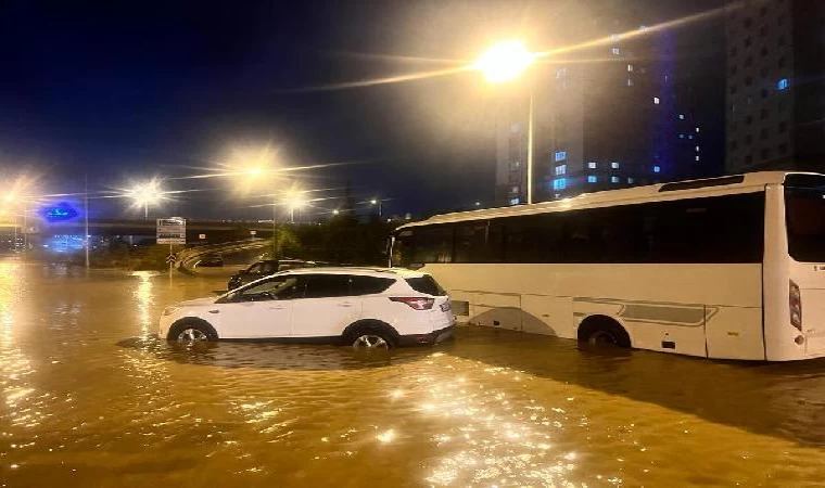 Sağanak nedeniyle araçlar yolda mahsur kaldı 