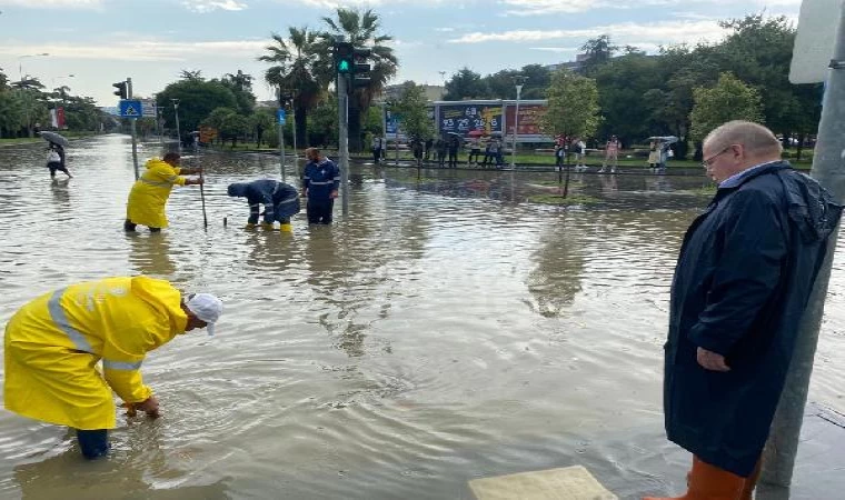 Samsun’da sağanak, sele yol açtı; caddeler göle döndü (3)