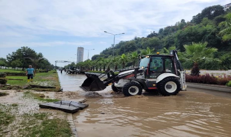 Samsun’da sağanak, sele yol açtı; caddeler göle döndü (4)