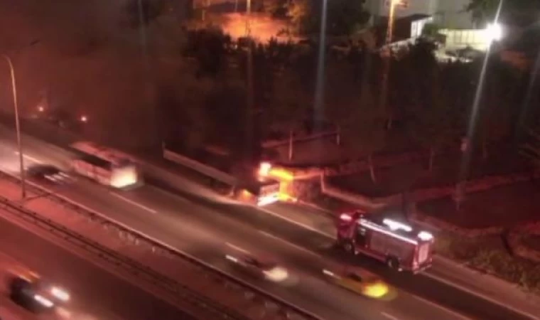 Sancaktepe TEM Otoyolu’nda TIR’da çıkan yangını itfaiye söndürdü