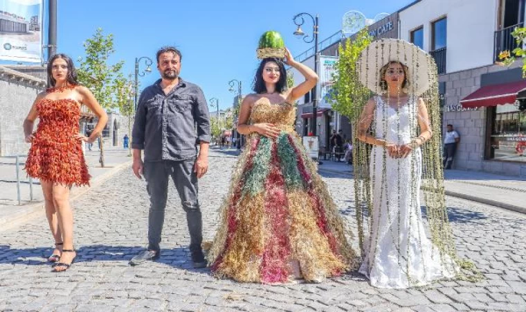 Şanlıurfa biberi ve buğday başağından yapılan gelinliklerle sokakta defile