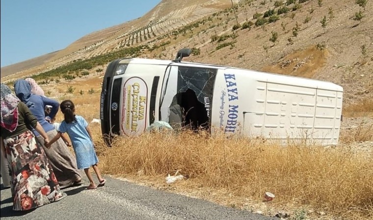 Şanlıurfada minibüs devrildi: 2 yaralı