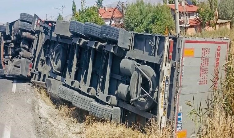 Şarampole devrilen tırda şans eseri ölen ya da yaralanan olmadı