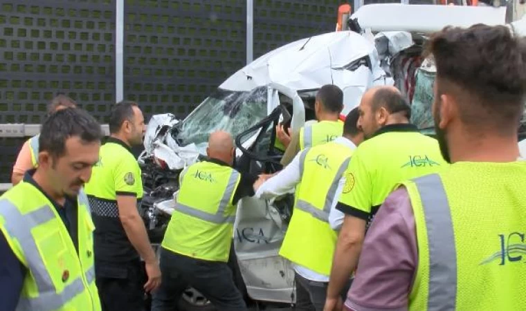 Sarıyer’de kamyonet yol çalışması yapan iş makinasına çarptı: 2 yaralı