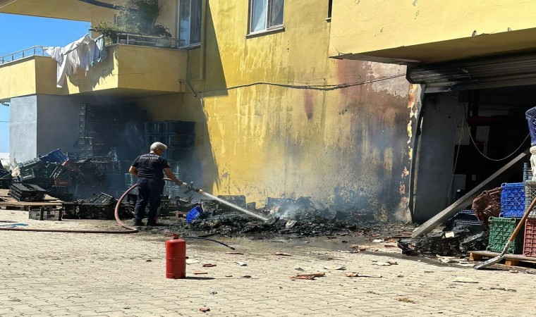 Sebze meyve deposundaki yangın büyümeden söndürüldü