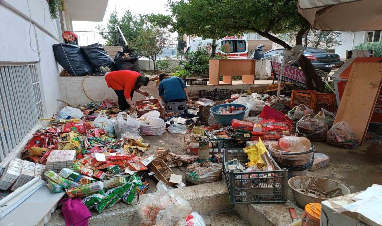 Sel ekmek teknelerini yutunca düğünü ertelemek zorunda kaldılar