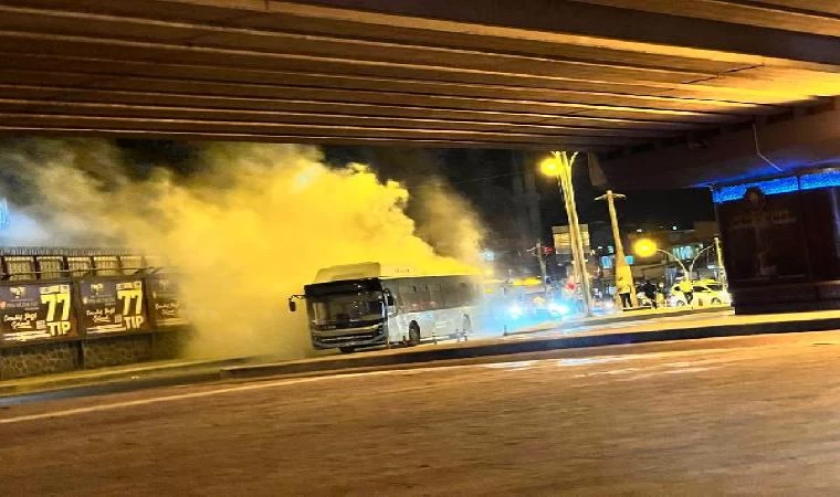 Seyir halindeki şehir içi yolcu otobüsü alev alev yandı; o anlar kamerada