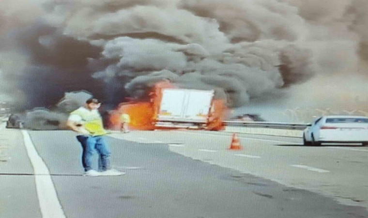 Seyir halindeki tırın dorsesi alevlere teslim oldu