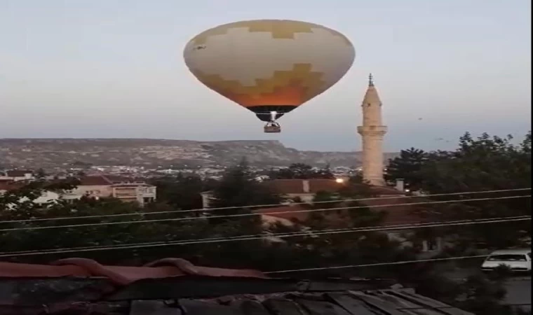 Sıcak hava balonu cami minaresindeki aleme çarptı; o anlar kamerada