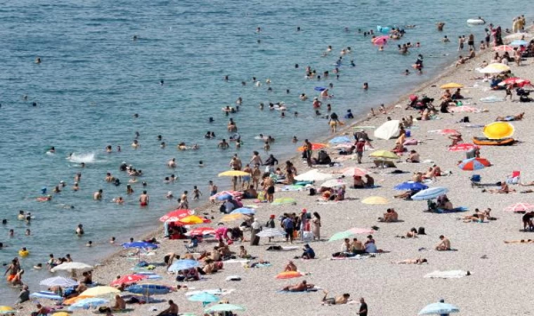 Sıcaktan bunalanlar Konyaaltı Sahili’ni doldurdu