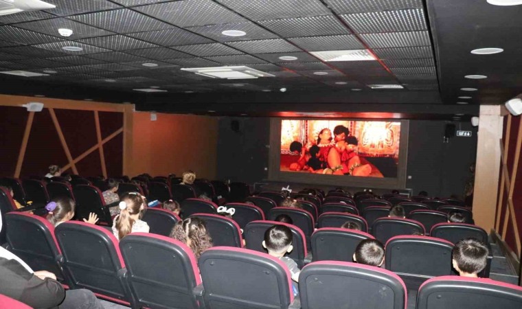 Siirt Belediyesi, çocuklara sinema keyfi sunuyor