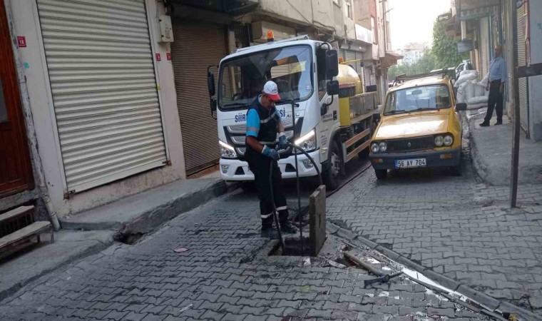 Siirt Belediyesi ekiplerince mazgal ve rögarlar temizleniyor