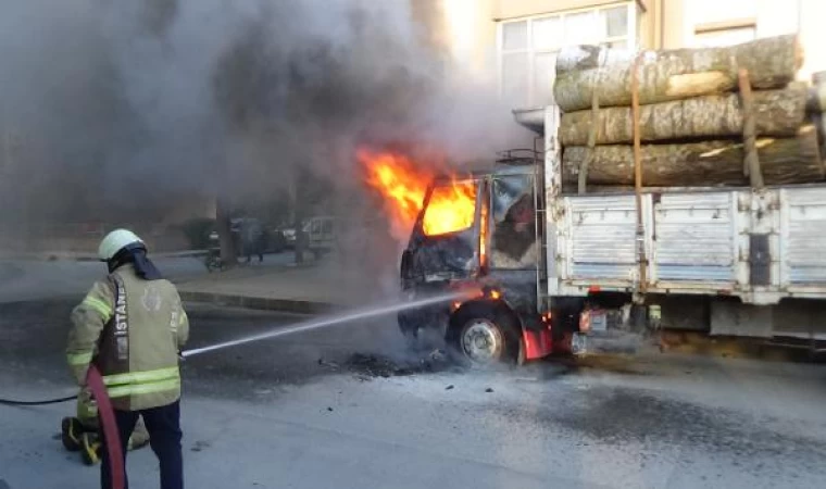 Silivri’de kütük yüklü kamyon alev alev yandı