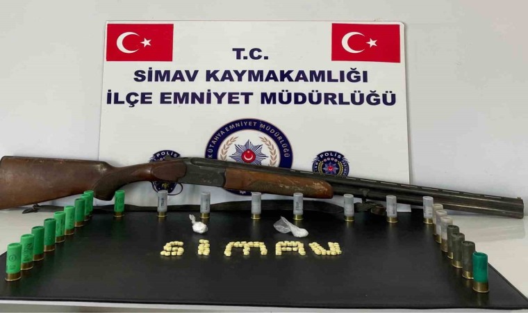 Simavda araçlarında ruhsatsız av tüfeği ve uyuşturucu bulunan 3 kişiden 2si tutuklandı