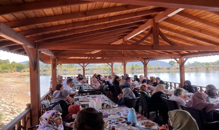 Simavda engelli ve yaşlılar kahvaltıda bir araya geldi