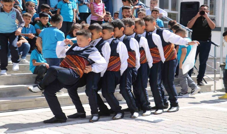 Sivasta öğrenciler davul, zurna ve halayla dersbaşı yaptı